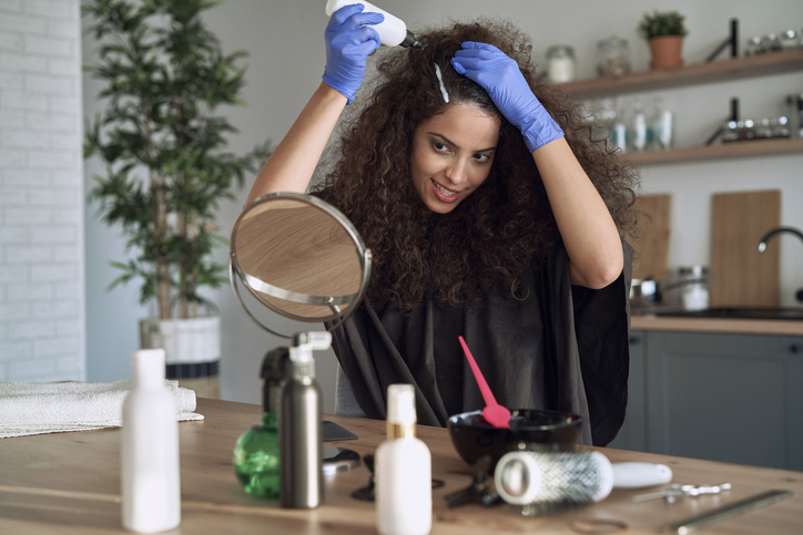 Cómo eliminar las manchas de tinte de la piel y uñas